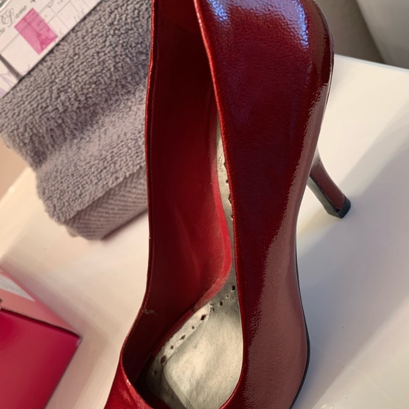 BCBG ruby red patent leather open toe heels 👠 - Picture 3 of 6